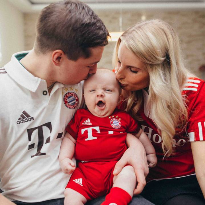 Sportlich, sportlich beim Familienshooting in den eigenen vier Wänden