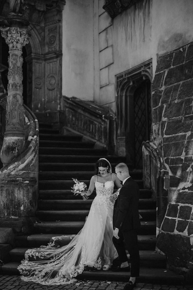 Modernes Hochzeitsfoto vor historischem Gemäuer in Görlitz