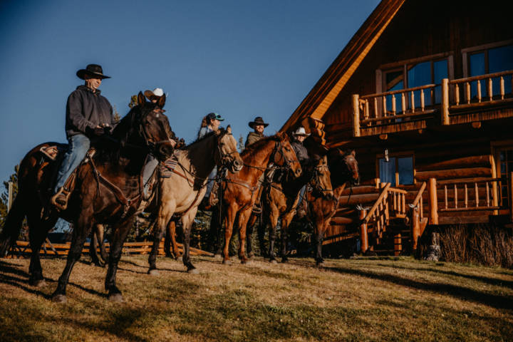Flughafen in WL erreicht man nach einer Stunde Highway und einer Stunde Schotter-Straße die Ranch am Big Creek River. Die Ranch ist mit 5 Zimmern für je 2 Personen sowie zwei Cabins für 4 und 2 Personen angelegt. Zur Freizeitaktivität werden hauptsächlich geführte Wandertouren angeboten.  Die Ranch besitzt 20 ausgebildete Pferde für dieses einmalige Erlebnis durch die Natur, dieses ist wahrlich einzigartig. Mit einem gewissen Respekt zur Natur erlebt man hier großartig Panoramen. Die beste Reisezeit schätze ich von Mai bis Oktober. Ein paar mitgebrachte Eindrücke möchte ich nun gern übermitteln ...